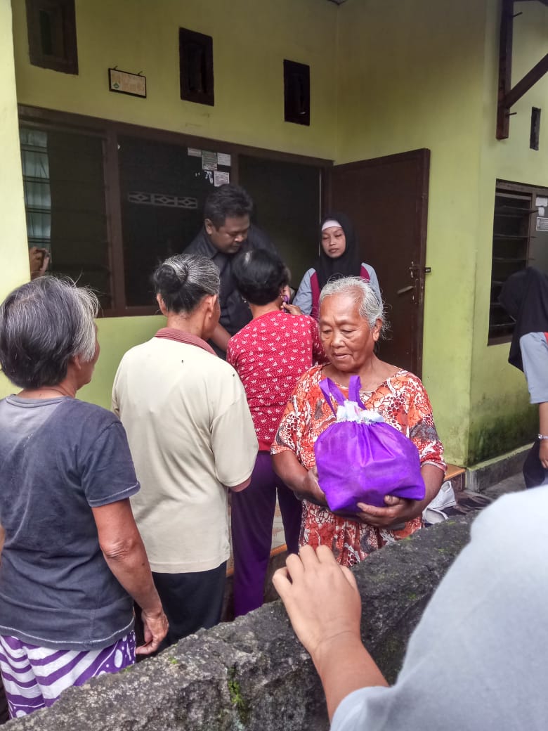 Bhakti sosial di panti jompo